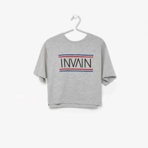camiseta cropped con logo INVAIN