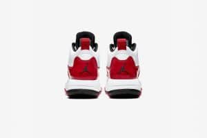 Zapatillas Nike Jordan rojas y blancas con el logo en negro del Jumpman en la parte posterior