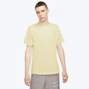 Camiseta de Nike Sportswear Club de manga corta en amarillo para hombre