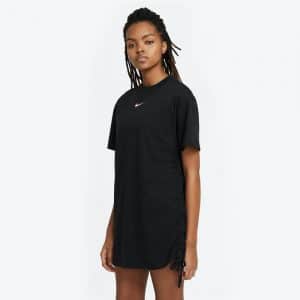 Camiseta Nike Essential negra con logo en blanco para mujer 