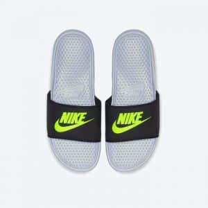 Chanclas Nike Benassi grises y negras con logo en amarillo fosforito para hombre 