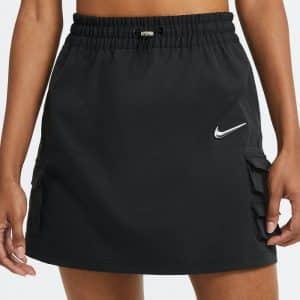Falda Nike Swoosh corta y negra con logo en blanco para mujer