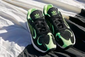 Zapatillas deportivas negras y verdes de última tendencia