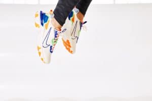Primer plano de un modelo de zapatilla Nike para mujer
