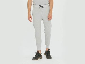 combinar pantalones grises